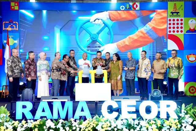 Peresmian simbolis injeksi perdana Chemical Enhance Oil Recovery (CEOR) berbasis polimer di Lapangan Rama PHE OSES oleh Kepala SKK Migas, Djoko Siswanto (keenam dari kiri) dan Direktur Utama Pertamina (Persero) Simon Aloysius Mantiri (tengah) di Ruang Serbaguna RDTX Square, Jakarta pada Rabu (8/7). Foto: Dok. Pertamina