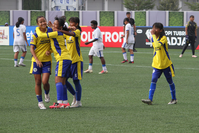 Penggawa Mojang Priangan melakukan selebrasi usai mencetak gol ketika berhadapan dengan Arema FC Women di ajang Hydroplus Soccer League All-Stars 2025/2026 pada Kamis (9/7) di Supersoccer Arena, Kudus, Jawa Tengah. Foto: kumparanBOLANITA/Vega Ma'arijil Ula