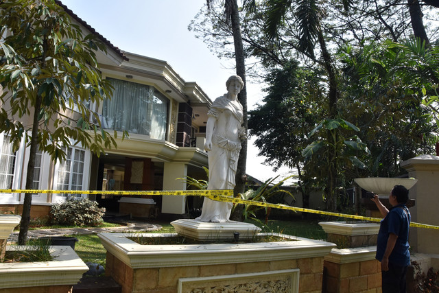 Jurnalis televisi merekam suasana rumah mewah yang dipasangi garis polisi usai penggeledahan di kawasan Sentul, Babakan Madang, Kabupaten Bogor, Jawa Barat, Kamis (9/7/2026). Foto: ANTARA FOTO/Arif Firmansyah