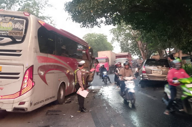 Kecelakaan antara Bus Mira dengan mobil Toyota Innova dan sepeda motor di Jalan Raya Seduri, Kecamatan Balongbendo, Kabupaten Sidoarjo, Kamis (9/7/2026). Foto: Polsek Balongbendo
