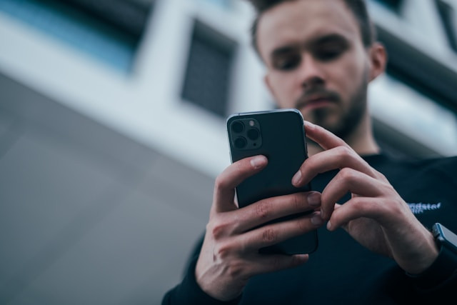 Ilustrasi HP harga 2 jutaan dengan kamera terbaik dan RAM besar Juli 2026. Foto: Jonas Leupe/Unsplash