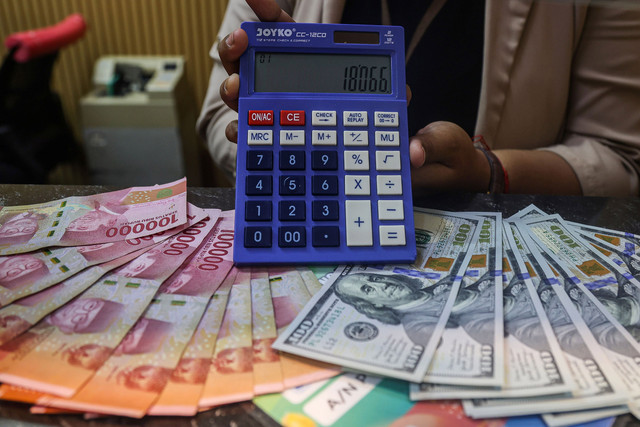 Karyawan menunjukkan angka pada kalkulator di gerai penukaran uang asing Dolarasia Money Changer Cibubur, di Jatisampurna, Bekasi, Jawa Barat, Kamis (9/7/2026). Foto: ANTARA FOTO/Darryl Ramadhan