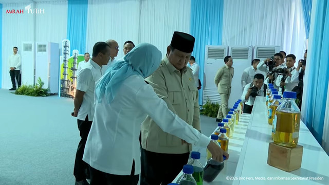 Presiden Prabowo mengamati Biodiesel B50 yang akan diluncurkan di Karawang, Kamis (9/7/2026). Foto: YouTube/ Sekretariat Presiden