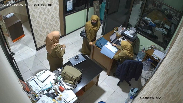 SE, saat diklarifikasi soal SK PNS palsu di Gresik, dalam video yang viral, April 2026. Foto: Dok. Istimewa