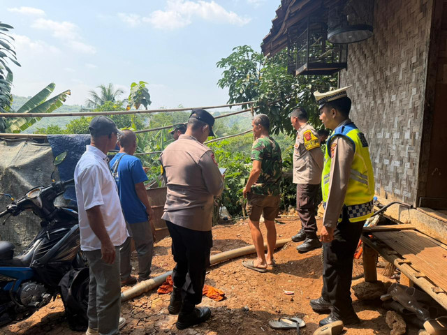 Anggota kepolisian saat mendatangi lokasi ledakan mortir yang menewaskan tiga orang di Kampung Ciparang, Desa Cipatat, Kabupaten Bandung Barat.  Foto: Dok. Polres Cimahi 