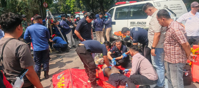 Proses evakuasi tiga orang pekerja yang meninggal dalam proyek galian di kawasan Cipayung, Jakarta Timur, Kamis (9/7/2026). Foto: Dok. Istimewa