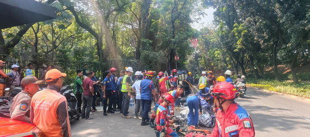Proses evakuasi tiga orang pekerja yang meninggal dalam proyek galian di kawasan Cipayung, Jakarta Timur, Kamis (9/7/2026). Foto: Dok. Istimewa