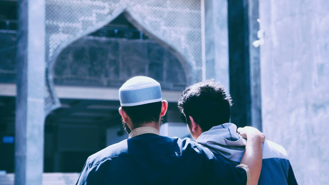 Nilai agama diajarkan sejak kecil di pesantren, tapi urusan bank ternyata jalan sendiri. Foto: (Masjid Maba/Unsplash)