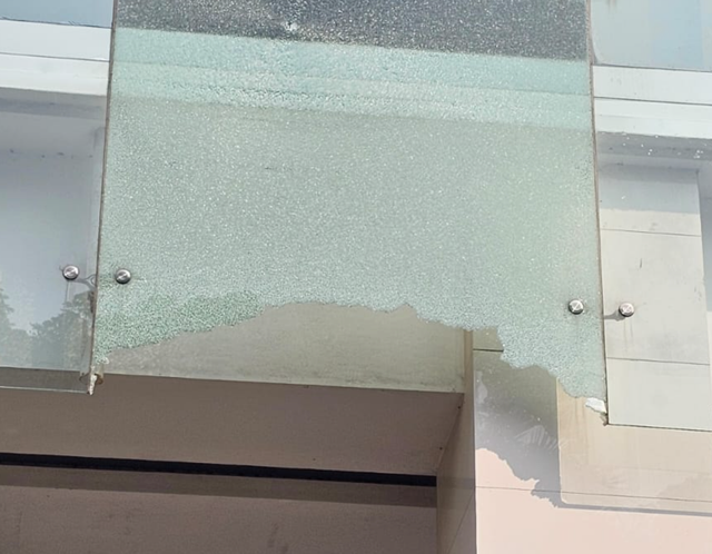 Kaca di kantor BGN tiba-tiba pecah. Foto: Istimewa