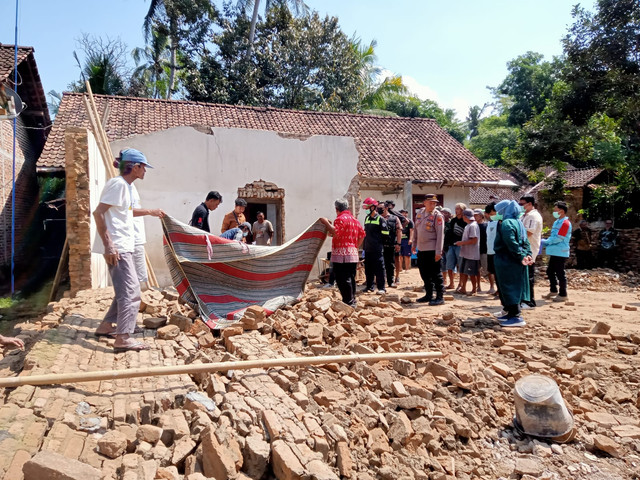 Dua orang pekerja tertimpa dinding rumah di Dusun Jering, Kalurahan Sidorejo, Kapanewon Godean, Kabupaten Sleman, Kamis (9/7/2026). Satu pekerja tewas dalam peristiwa itu. Foto: Dok. Polresta Sleman