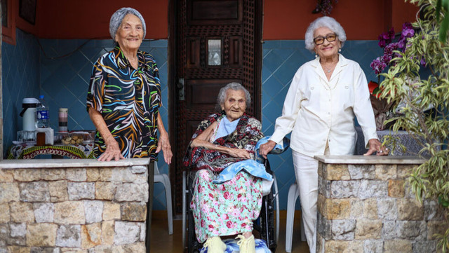 Zoraide de Deus Mota (104 tahun paling kanan), Levita de Deus Nunes (109 tahun/tengah), dan Zulina de Deus Nunes (103 tahun). Foto: Guinness World Records