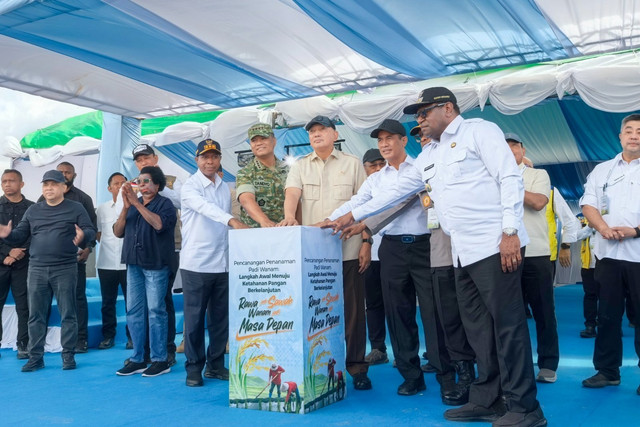 Mentan Amran Sulaiman saat dialog dengan petani di Wanam, Merauke, Papua Selatan.
Foto: Kementan RI