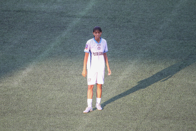 Pemain Putri Garut U18, Nazwa Bilbina Putri bertanding menghadapi Putri Batang di ajang Hydroplus Soccer League All-Stars 2025/2026 di Supersoccer Arena, Kudus, Jawa Tengah. Foto: Vega Maarijil Ula/kumparan