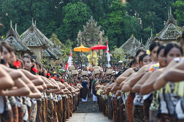 Warga menampilkan parade seni budaya di dekat deretan rumah tradisional saat pembukaan Penglipuran Village Festival 2026 di Desa Wisata Penglipuran, Bangli, Bali, Kamis (9/7/2026). Foto: ANTARA FOTO/Fikri Yusuf