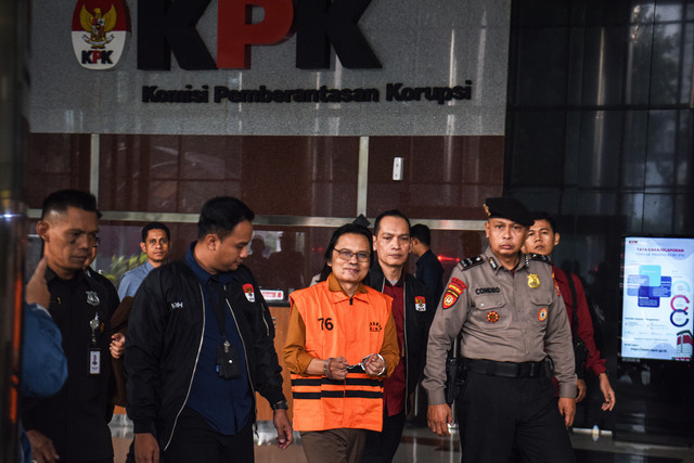 Tersangka kasus dugaan gratifikasi dalam pengadaan barang dan jasa Ma'ruf Cahyono (tengah) mengenakan rompi tahanan usai menjalani pemeriksaan di Gedung Merah Putih KPK, Jakarta, Kamis (9/7/2026). Foto: Reno Esnir/ANTARA FOTO