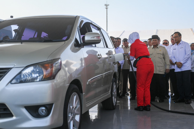 Presiden Prabowo Subianto (kedua kanan) bersama Dirut Pertamina Simon Aloysius Mantiri (kanan) meninjau implementasi Program Mandatori Biodiesel B50 di Rest Area KM 57 Tol Jakarta-Cikampek, Karawang, Jawa Barat, Kamis (9/7/2026). Foto: Hafidz Mubarak A/ANTARA FOTO