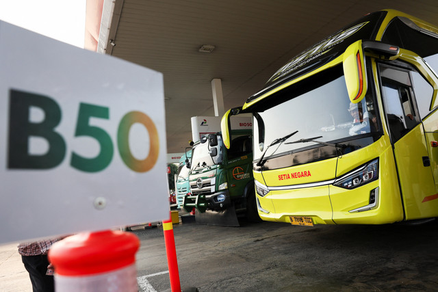 Papan penanda B50 di sebuah SPBU setelah mandat pencampuran 50% biodiesel baru resmi berlaku di Karawang, Provinsi Jawa Barat, Indonesia, Kamis (9/7/2026). Foto: Ajeng Dinar Ulfiana/REUTERS