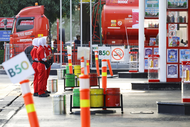 Seorang petugas berdiri di sebuah SPBU yang menyediakan biodiesel B50 di Karawang, Provinsi Jawa Barat, Indonesia, Kamis (9/7/2026). Foto: Ajeng Dinar Ulfiana/REUTERS