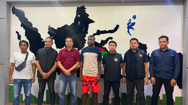 WN Kamerun Georges Decauch Jorel Manga Messe (tengah) ditangkap petugas Imigrasi Parepare, saat bermain bola turnamen tarkam di Kabupaten Sidrap. Foto: Dok. Imigrasi Parepare