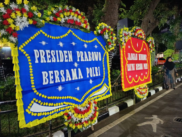 Karangan bunga dukungan untuk Polri di depan Ditreskrimsus Polda Metro Jaya, Jakarta, Kamis (9/7/2026). Foto: Jamal Ramadhan/kumparan