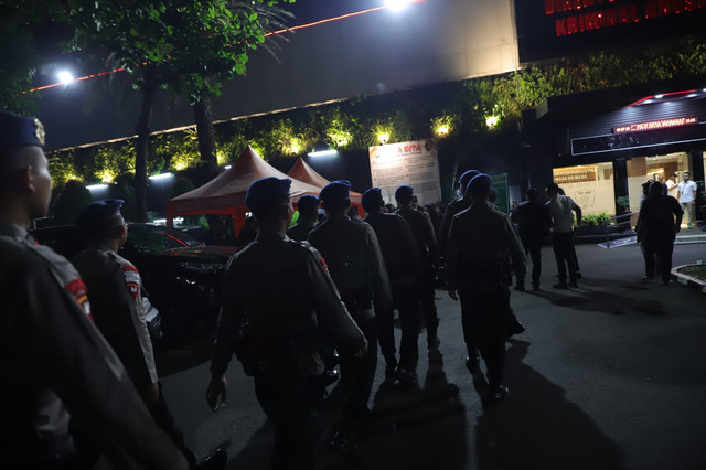 Personil kepolisian tiba di Ditreskrimsus Polda Metro Jaya, Jakarta, Kamis (9/7/2026). Foto: Jamal Ramadhan/kumparan