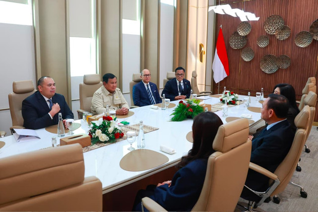 Presiden Prabowo Subianto melakukan pertemuan dengan tiga mantan Perdana Menteri Thailand, yakni Thaksin Shinawatra, Yingluck Shinawatra, dan Paetongtarn Shinawatra, di Gedung Danantara, Jakarta, pada Kamis (9/7/2026). Foto: Instagram/ @sekretariat.kabinet