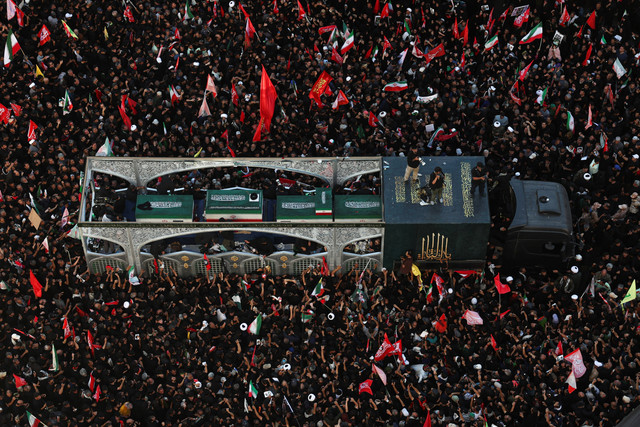 Sebuah peti jenazah mendiang Pemimpin Tertinggi Iran Ayatollah Ali Khamenei dan keluarganya pada puncak prosesi pemakaman massal di Mashhad, Iran, Kamis (9/7/2026). Foto: Majid Asgaripour/WANA via REUTERS 