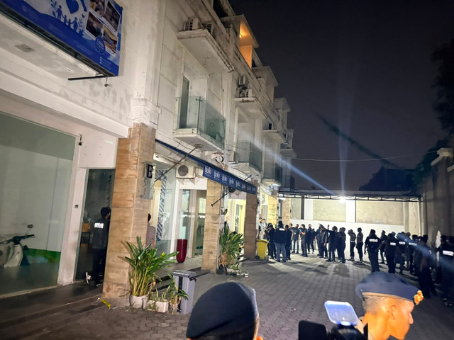 Situasi personil kepolisian menjaga sebuah ruko yang jadi lokasi penggeledahan di kawasan Cipete, Jakarta Selatan, Kamis (9/7/2026). Foto: Kevin Daniel/kumparan