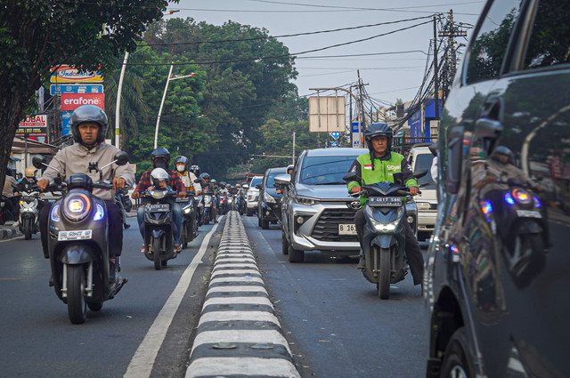 Mengendarai di jalan yang tidak seharusnya: Sejumlah kendaraan bermotor melawan arus di Jalan Raya Ragunan, Jati Padang, Jakarta, Selasa (29/6/2026). Foto: Dzaki Fadilah/kumparan