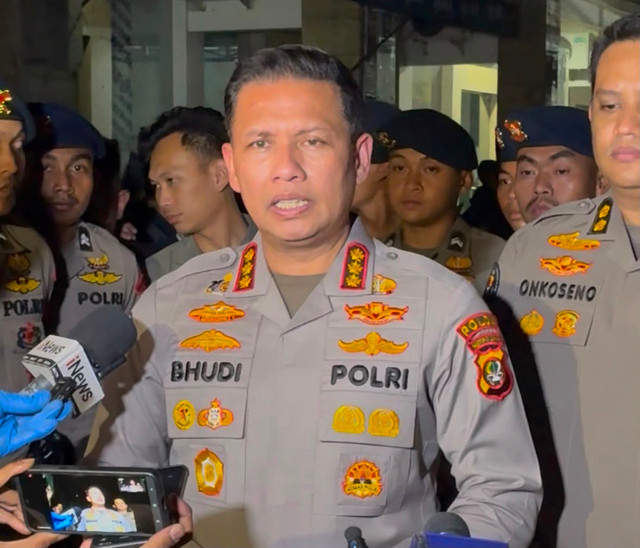 Kabid Humas Polda Metro Jaya, Kombes Pol Budi Hermanto, memberikan keterangan saat penggeledahan Ruko di Cipete Jakarta Selatan, Jumat (10/7) dini hari. Foto: Kevin Daniel/kumparan