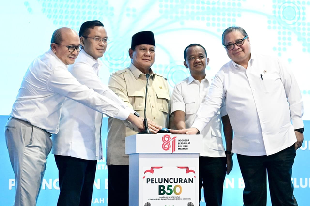Presiden Republik Indonesia Prabowo (tengah) bersama Menteri ESDM Bahlil Lahadalia (kedua dari kanan), Menteri Koordinator Bidang Perekonomian Airlangga Hartarto (kanan), CEO Danantara Rosan Roeslani (kiri), dan Direktur Utama Pertamina Simon Aloysius Mantiri (kedua dari kiri) melakukan penekanan secara simbolis saat acara launching Peluncuran B50 “Langkah Nyata Untuk Kemandirian dan Ketahanan Energi Nasional” yang diselenggarakan di SPBU Rest Area 57, Karawang, Jawa Barat pada Kamis (9/7/2026). Foto: Dok. Istimewa