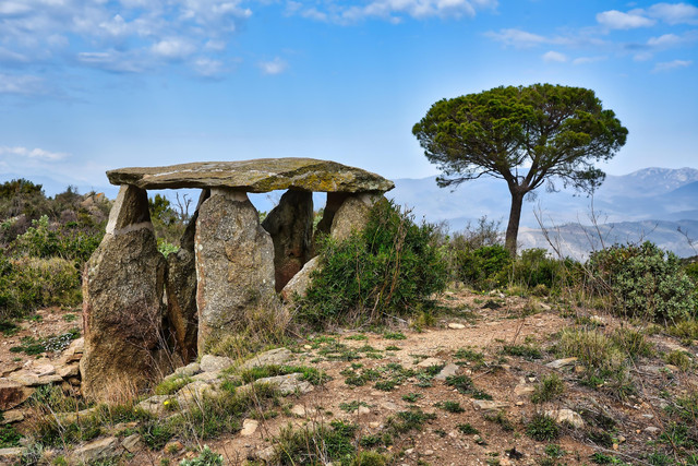 Ilustrasi Menhir. Foto: Pixabay.