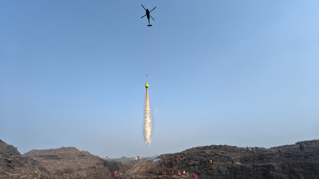 BNPB kerahkan heli water bombing dalam upaya pemadaman api via udara di TPA Jatiwaringin Kecamatan Mauk, Kabupaten Tangerang, Provinsi Banten (9/7/2026). Foto: Dok. BNPB