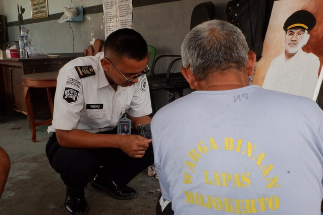 Dibalik Jeruji, Warga Binaan Lapas Mojokerto Hasilkan Miniatur Menara Tribuana Tunggadewi (Foto:HumasLapasMoker)