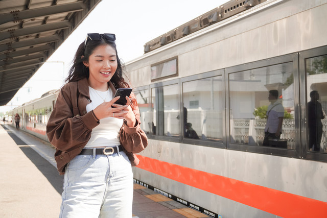 Diskon 50% Tiket Kereta & Whoosh dengan BRI. Foto: Reezky Pradata/Shutterstock