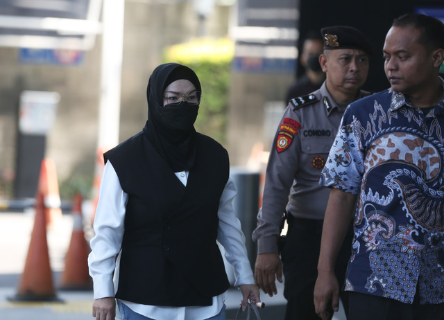 Bupati Sukoharjo Etik Suryani (kiri) dikawal petugas saat tiba untuk menjalani pemeriksaan di Gedung Merah Putih KPK, Jakarta, Jumat (10/7/2026). Foto: Reno Esnir/ANTARA FOTO