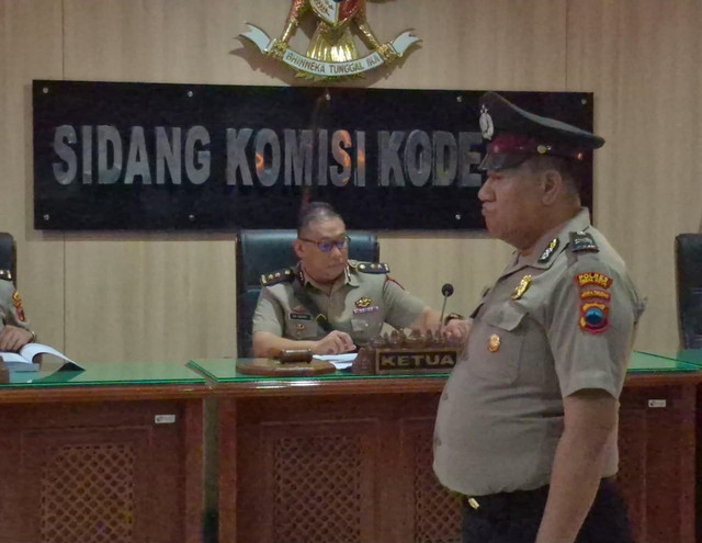 Oknum anggota Polres Tegal Kota Aiptu Nuridin (50) yang dilaporkan menganiaya istri sirinya M (30) menjalani sidang kode etik profesi Polri. Foto: Intan Alliva Khansa/kumparan