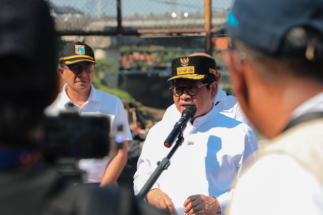 Gubernur DKI Jakarta Pramono Anung saat meninjau progres pembebasan lahan dalam rangka normalisasi Sungai Ciliwung, Jakarta Timur, Jumat (10/7/2026). Foto: Pemprov DKI Jakarta