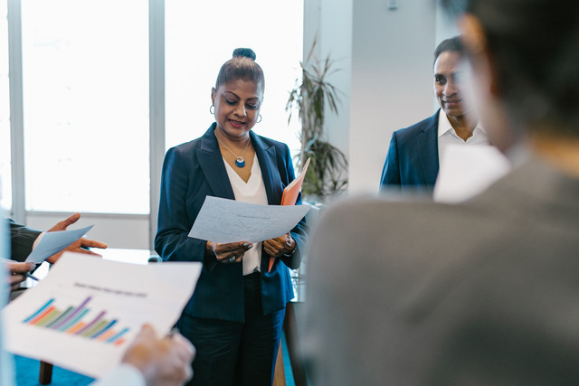Keberanian seorang pemimpin mengatakan "Saya keliru" bukan tanda kelemahan, melainkan awal tumbuhnya kepercayaan dalam organisasi. Foto: RDNE Stock Project/Pexels.