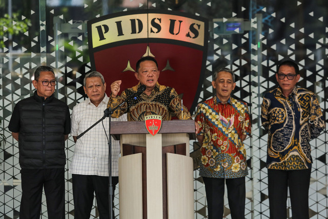 Jaksa Agung Muda Tindak Pidana Khusus (Jampidsus) Kejaksaan Agung Febrie Adriansyah (tengah) menyampaikan keterangan saat konferensi pers di Kejaksaan Agung, Jakarta, Jumat (10/7/2026). Foto: Asprilla Dwi Adha/ANTARA FOTO