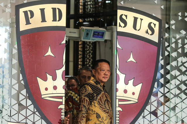 Jaksa Agung Muda Tindak Pidana Khusus (Jampidsus) Kejaksaan Agung Febrie Adriansyah keluar dari ruangan untuk menyampaikan keterangan saat konferensi pers di Kejaksaan Agung, Jakarta, Jumat (10/7/2026). Foto: Asprilla Dwi Adha/ANTARA FOTO