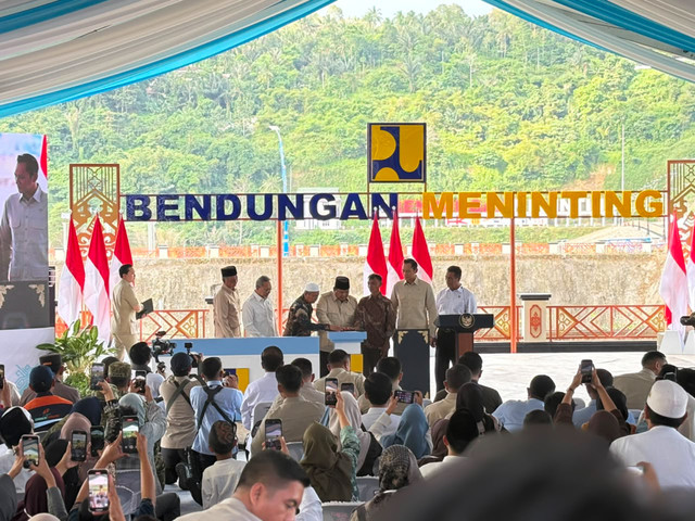 Presiden Prabowo Subianto meresmikan Bendungan Meninting di Nusa Tenggara Barat (NTB), Jumat (10/7/2026). Foto: Zamachsyari/kumparan