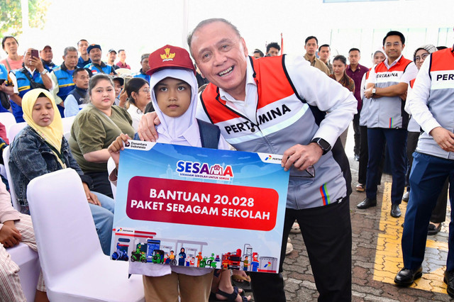 Komisaris Utama Pertamina, Mochamad Iriawan, saat menyerahkan paket seragam sekolah murah melalui program Seragam Sekolah untuk Semua (SESAMA) di Lapangan Gedung Pertamina, Medan Merdeka Timur, Jakarta pada Jumat (10/7). Foto: Dok. Pertamina