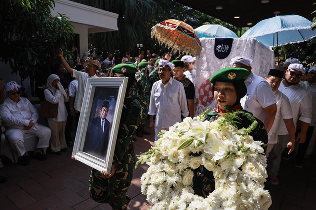 Prajurit TNI bersama keluarga mengusung keranda jenazah anggota DPR Rachmat Gobel di Jakarta, Jumat (10/7/2026). Foto: ANTARA FOTO/Dhemas Reviyanto