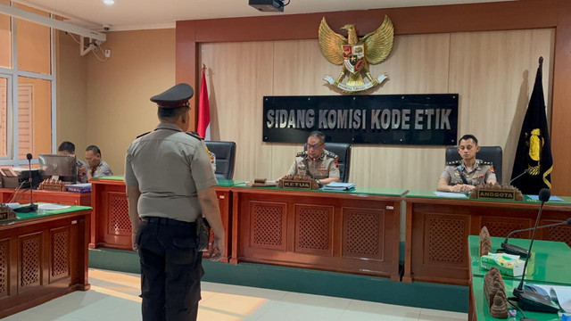 Oknum anggota Polres Tegal Kota Aiptu Nuridin (50) yang dilaporkan menganiaya istri sirinya M (30) menjalani sidang kode etik profesi Polri. Foto: Intan Alliva/kumparan