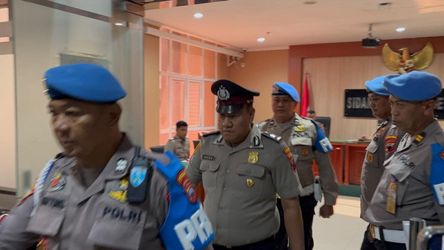 Oknum anggota Polres Tegal Kota Aiptu Nuridin (50) yang dilaporkan menganiaya istri sirinya M (30) menjalani sidang kode etik profesi Polri. Foto: Intan Alliva/kumparan