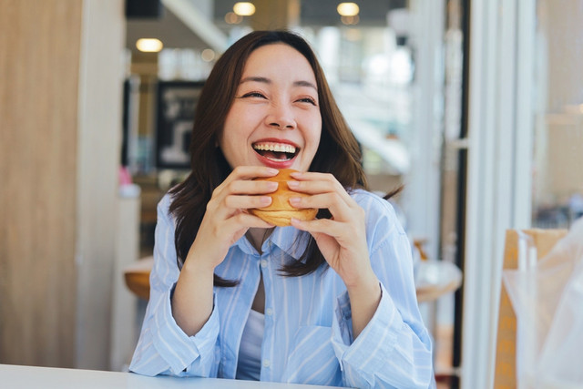 Ilustrasi sarapan dengan bahagia. Foto: Shutterstock.