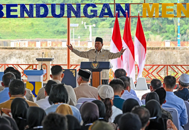 Presiden Prabowo Subianto (tengah) memberi sambutan saat meresmikan Bendungan Meninting di Desa Bukit Tinggi, Kecamatan Gunungsari, Lombok Barat, NTB, Jumat (10/7/2026). Foto: Ahmad Subaidi/ANTARA FOTO