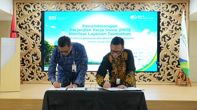 Direktur Utama BSI, Anggoro Eko Cahyo (kiri) dan Direktur Utama BPJS Ketenagakerjaan, Saiful Hidayat (kanan) dalam penandatanganan Perjanjian Kerja Sama manfaat layanan tambahan di Jakarta pada Jumat (10/7). Foto: Dok. BSI
