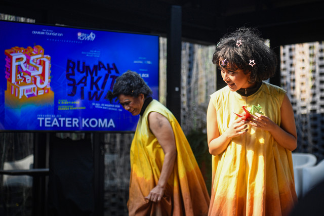 Pemeran Teater Koma mementaskan salah satu adegan pertunjukan teater Rumah Sakit Jiwa saat konferensi pers di Jakarta, Jumat (10/7/2026). Foto: ANTARA FOTO/Muhammad Adimaja